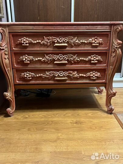 Тумбочки, диван, часы ручной работы