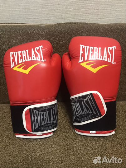 Боксерские перчатки, шлем, бинты