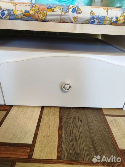 Детская кроватка с маятником