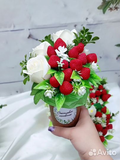 Букет из мыла, розы и ягоды