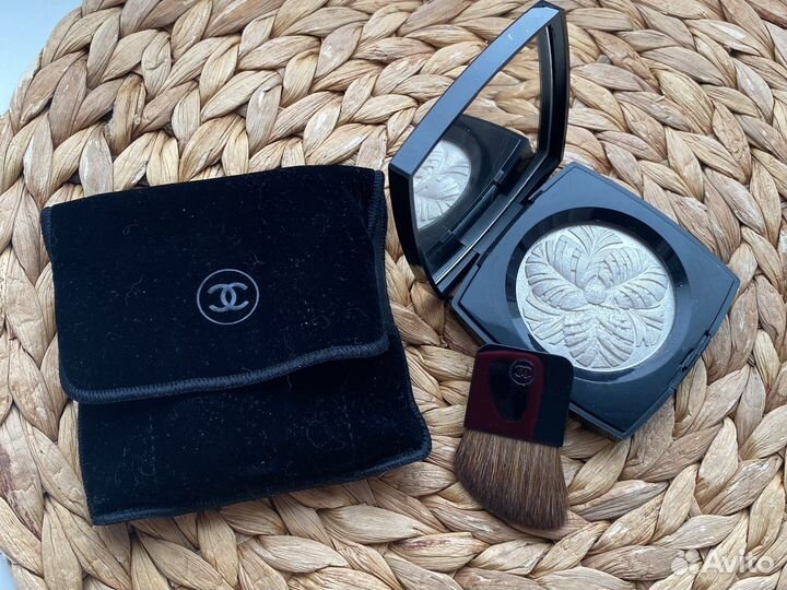 Пудра хайлайтер Chanel Camelia De Plumes