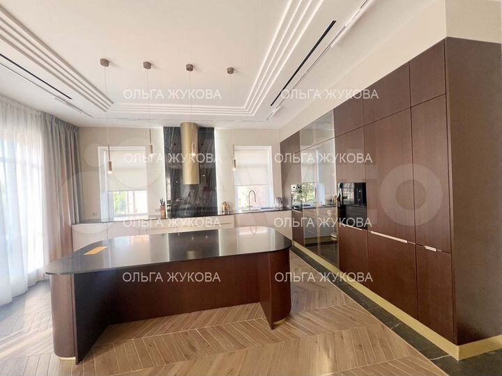 Коттедж 364,7 м² на участке 12 сот.