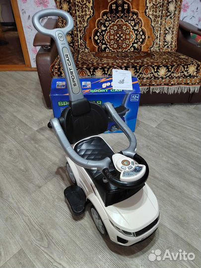 Машинка-каталка с родительской ручкой