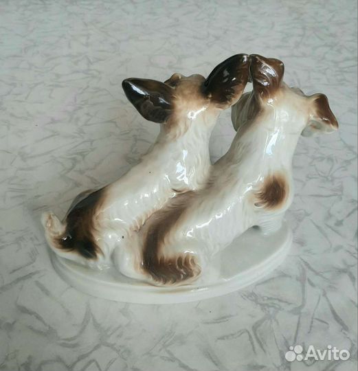 Фарфоровая статуэтка собак 