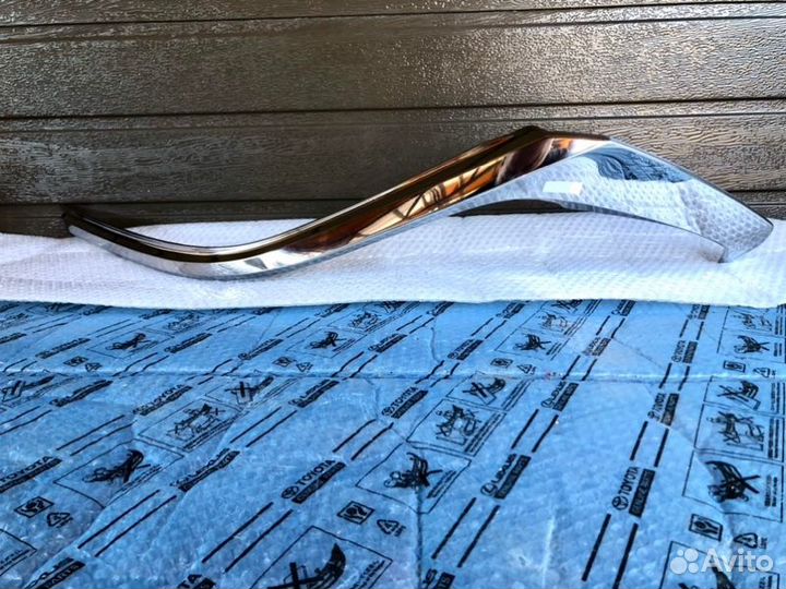 Хром фары передний правый Toyota Fortuner 2