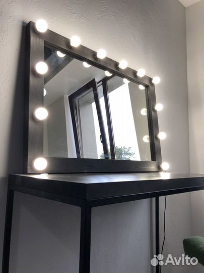 Гримерный стол с зеркалом