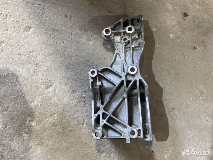 Кранштейн 045903143E 1.4tdi Skoda Fabia VW Polo