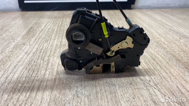 Замок двери передний левый Toyota Corolla E120