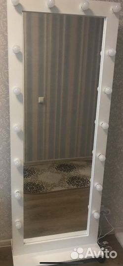 Зеркало напольное на колесах