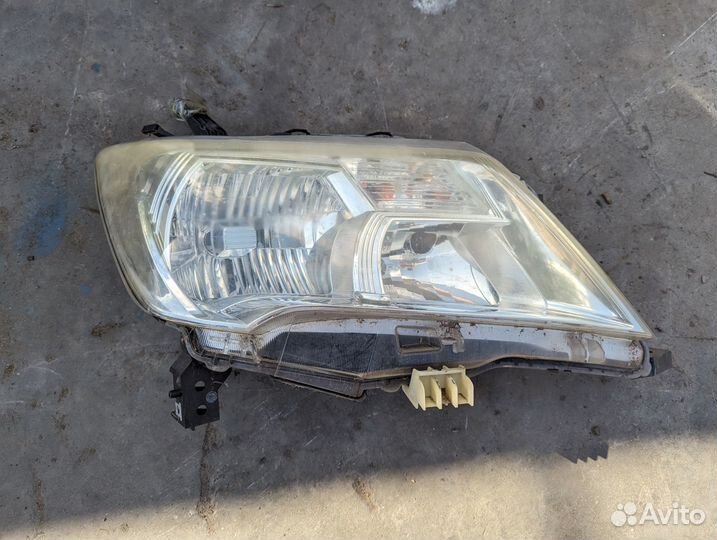 Фара Nissan Serena C26 MR20DD Лев. Перед