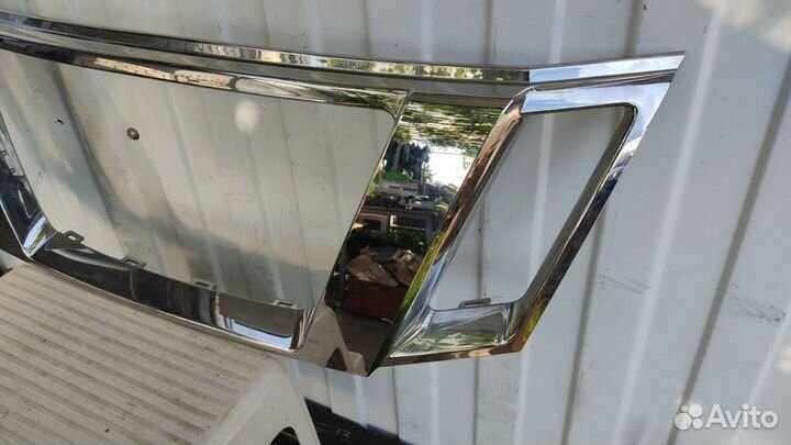 Молдинг решетки радиатора Nissan Terra