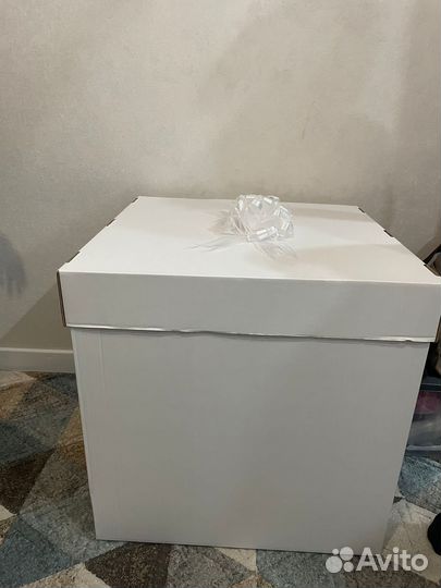 Коробка подарочная белая картонная