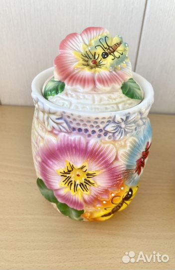 Набор баночек для специй на деревянной полочке