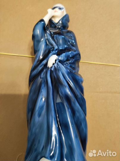 Статуэтка женщина в маске