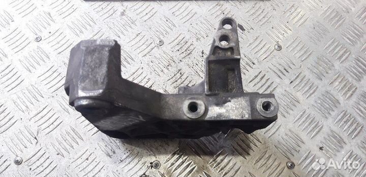 Кронштейн двигателя правый Renault Megane 3