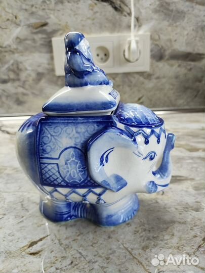 Деревянные миски хохлома и слон гжель