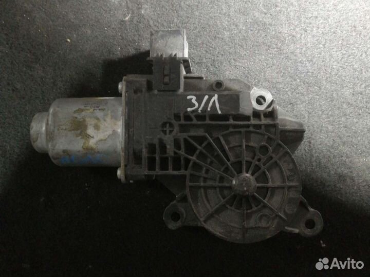 Моторчик стеклоподъемника задний vag