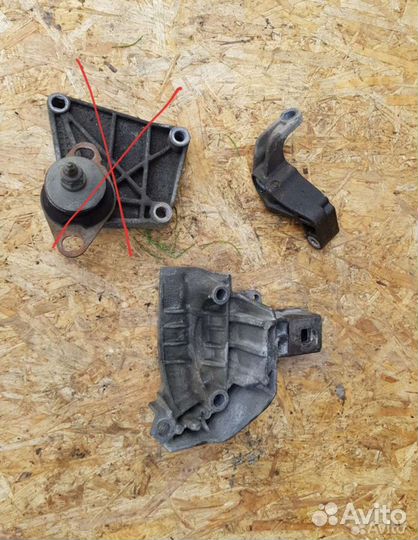 Кронштейн опоры двигателя Renault Clio