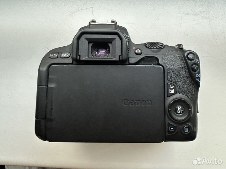 Зеркальный фотоаппарат canon eos 200d