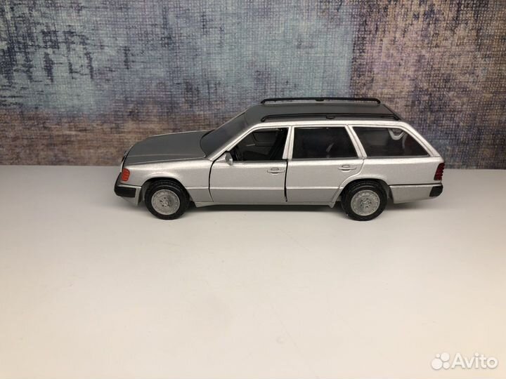 Conrad 1/35 Mercedes-Benz W124 4matic