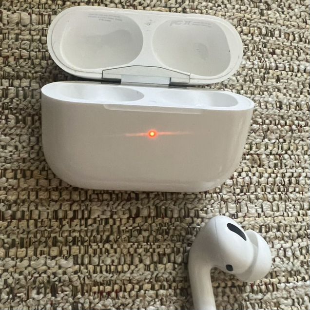 Кейс и левый наушник airpods pro