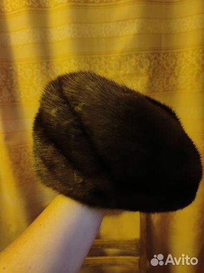 Норковая темная шапка и светлый берет