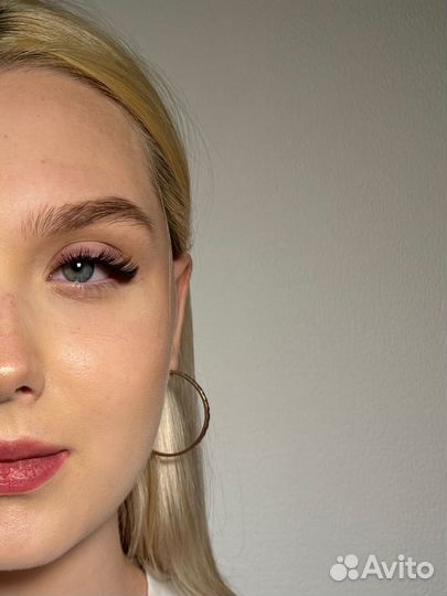 Наращивание ресниц на кресле-реклайнере и брови