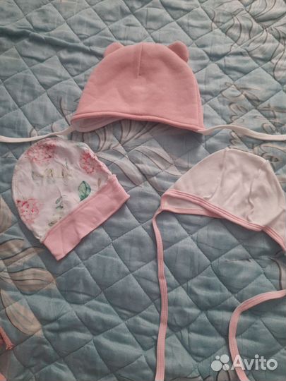 Набор на выписку (конверт, комбинезон, шапочки)