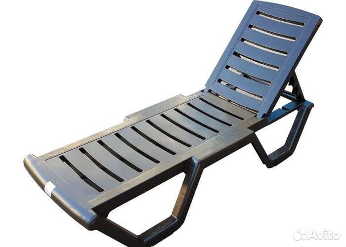 Шезлонг пластиковый пляжный