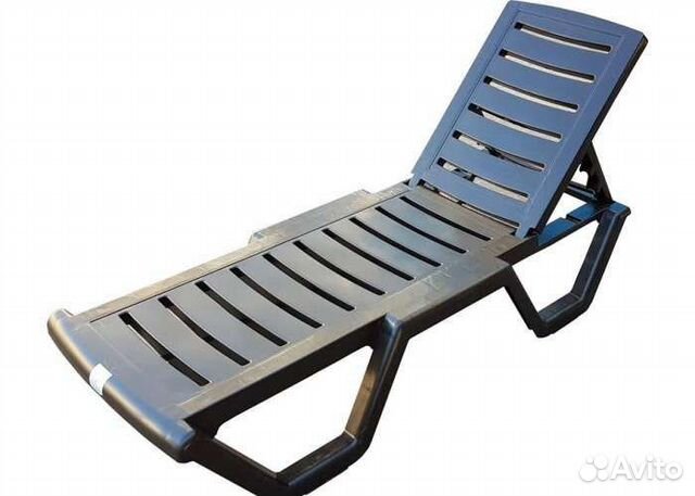 Шезлонг пластиковый пляжный