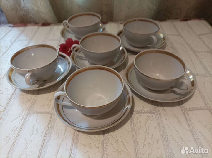 Чайные чашки с блюдцами