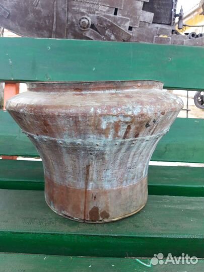 Большой старинный медный чан, котел, чугунок