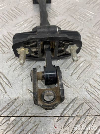 Б/У ограничитель двери передний правый Ford Focus