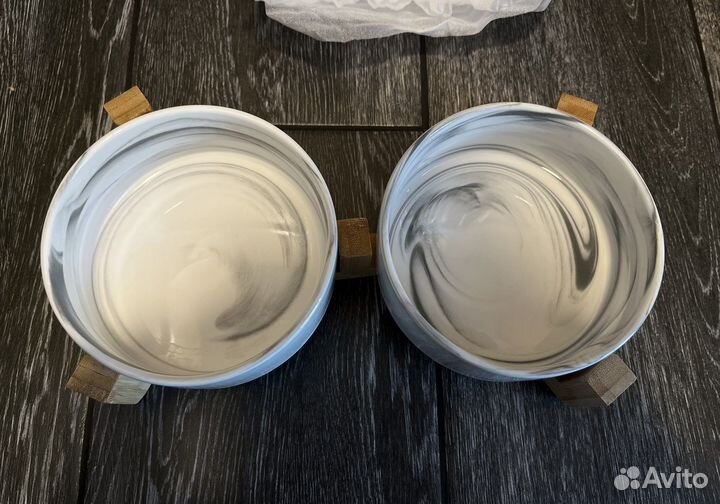 Керамические миски на подставке и лакомства