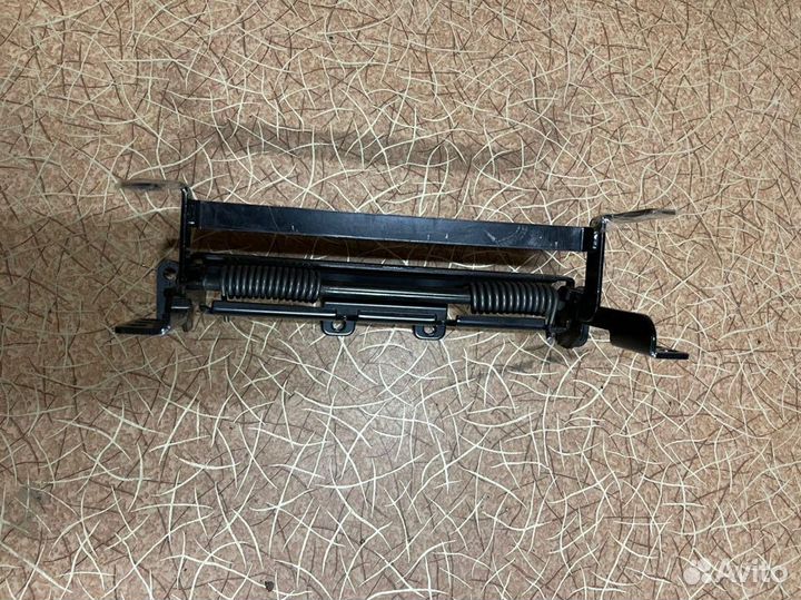 Кронштейн крышки подлокотника Toyota Петля