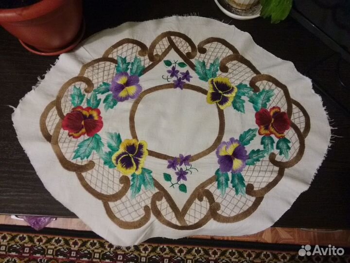 Салфетка вышитая гладью овальная60*40