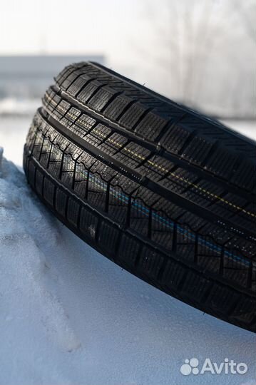 Zmax Icepioneer 868 215/70 R15 98T