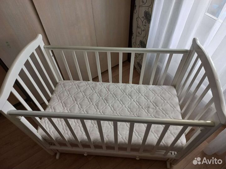 Детская кроватка с ящиком и матрасом