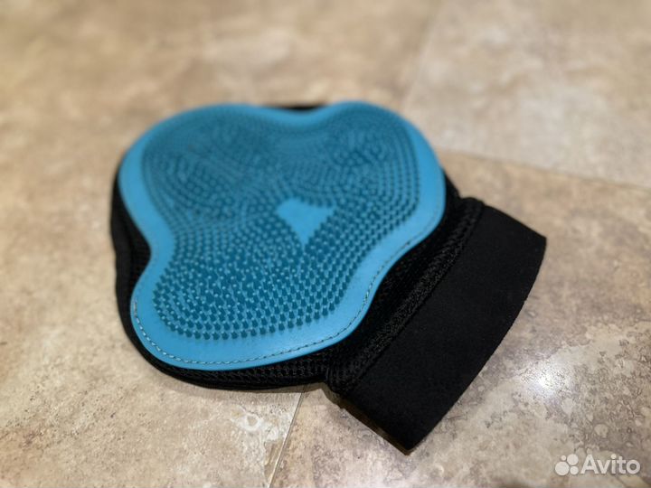 Рукавица силиконовая на руку для животных массаж