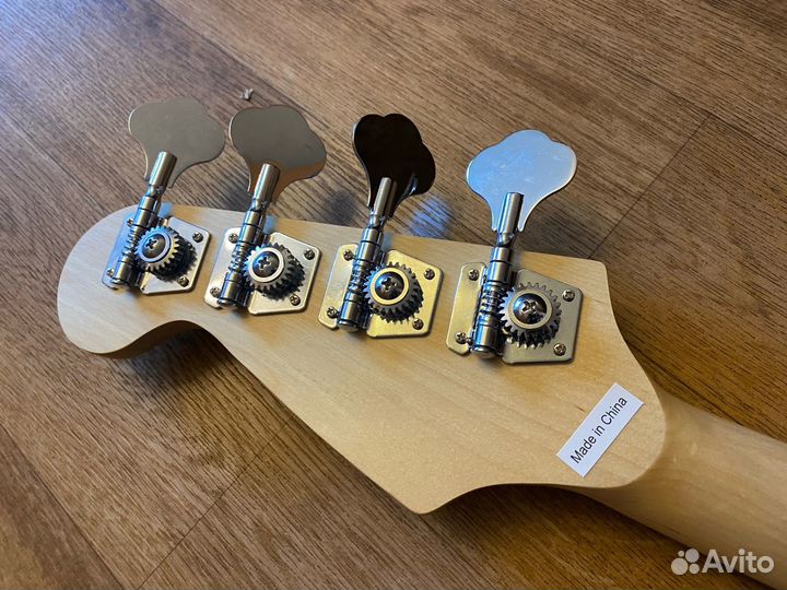 Бас гитара Новая