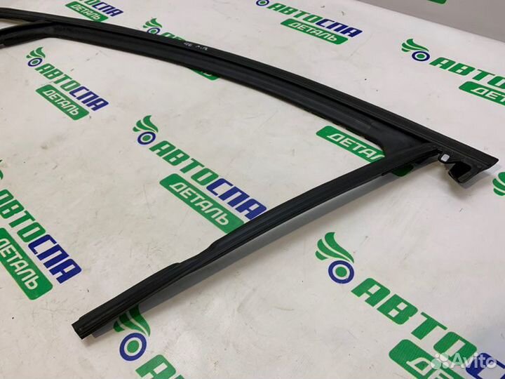 Уплотнитель двери стекла передний левый Mazda 3Bp