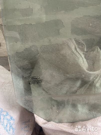 Стекло левое задней двери