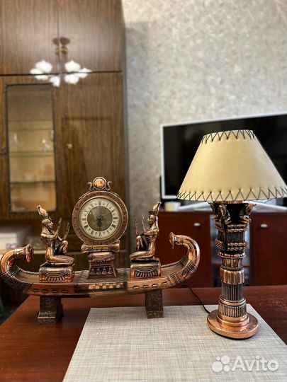 Часы и лампа