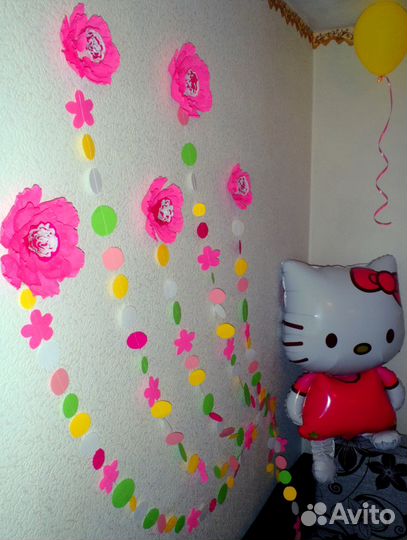 Цифры и буквы, большие цветы, украшения из бумаги