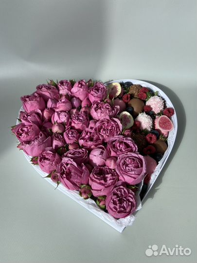 Сердце клубники с цветами в шоколаде