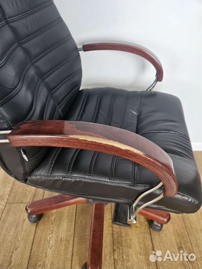 Офисное кожаное кресло руководителя