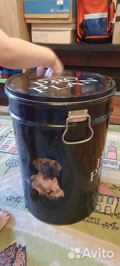 Бак от (для) собачьего корма