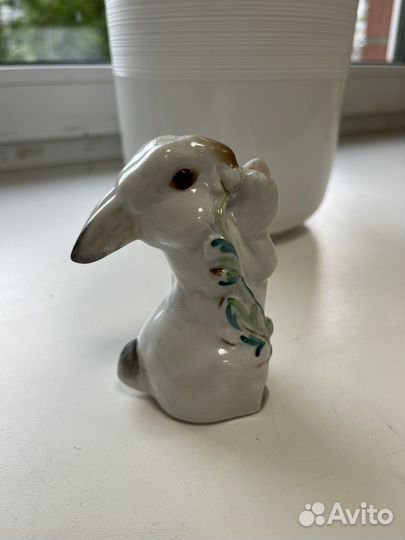 Статуэтка зайчик с ромашкой