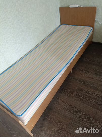 Кровать с матрасом б/у