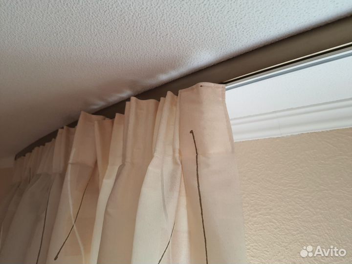 Карниз потолочный с небольшим радиусом со шторами